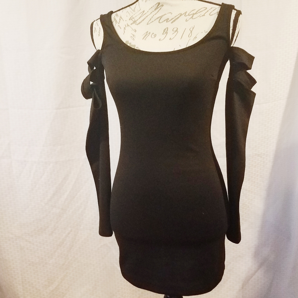 Off shoulder long sleeve bodycon black dress